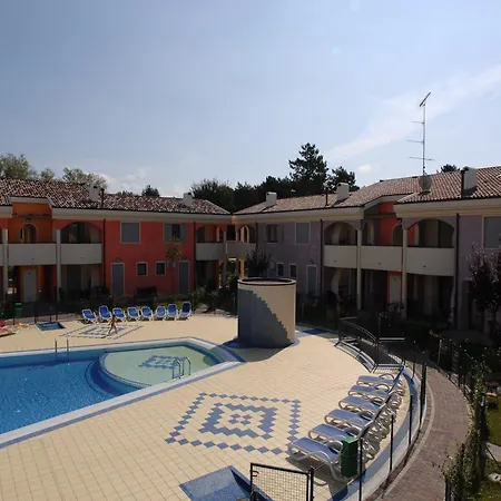 Modern With Swimming Pool דירה